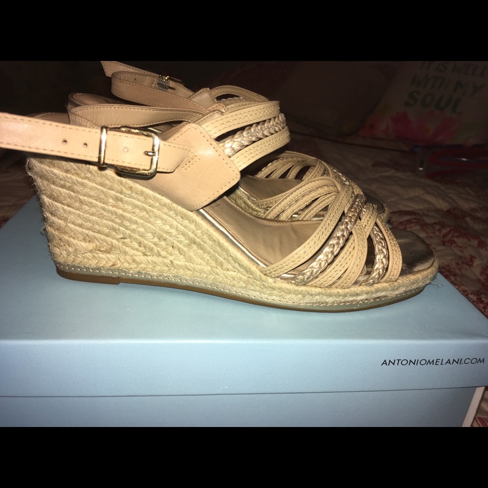 ⚜️⚜️Gold wedges.. so comfy and cute